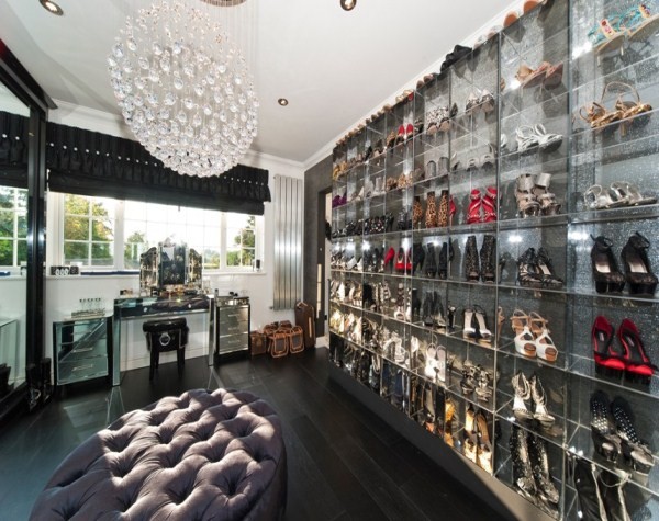 Vị trí: Buckinghamshire Giá bán 2,6 triệu bảng Anh Điểm nhấn căn phòng này là chùm đèn và tủ kinh trưng bày giày. Đây là phòng ngủ dành cho những quý cô có sở thích mua sắm.